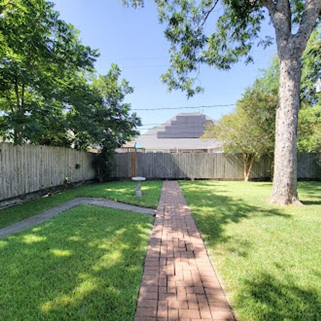 Building Photo - Charming Willowbrook Three-Bedroom Home!