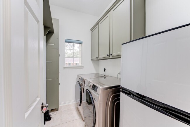 Building Photo - 7906 Del Monte Dr