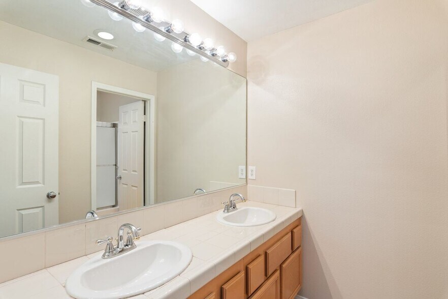 Building Photo - 636 Debora Rae Dr