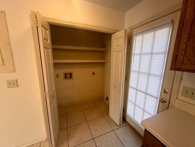 Building Photo - 2228 Yaupon Dr