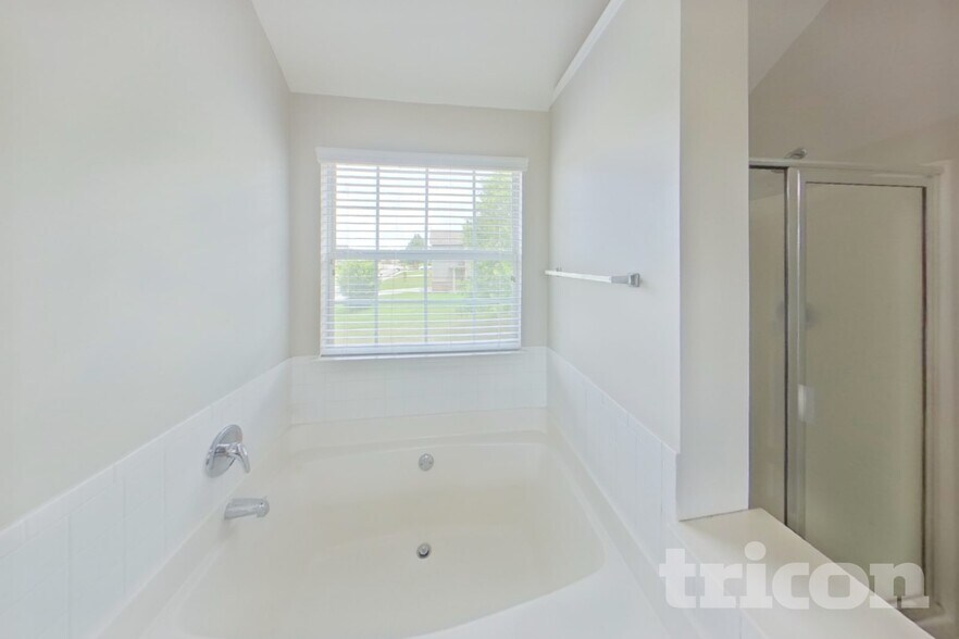 Building Photo - 15 Silver Willow Walk