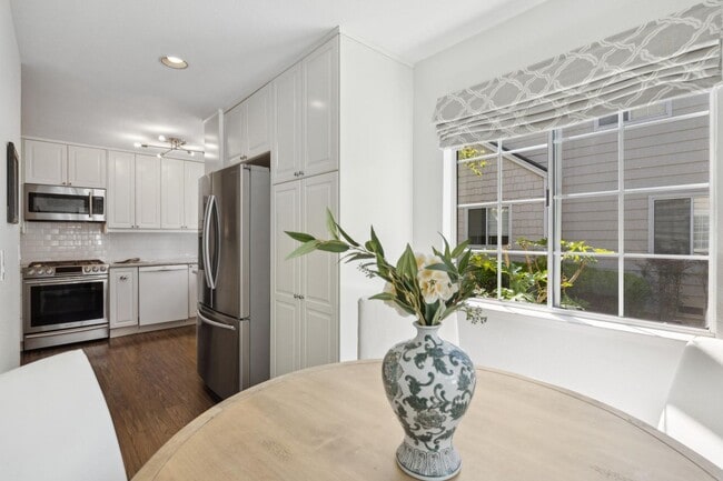 Building Photo - Delightful 3/3bth End-Unit Townhouse in Ce...