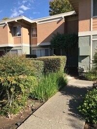 Building Photo - Davis 3 bedroom 2 bath condo in a great location-Fall rental