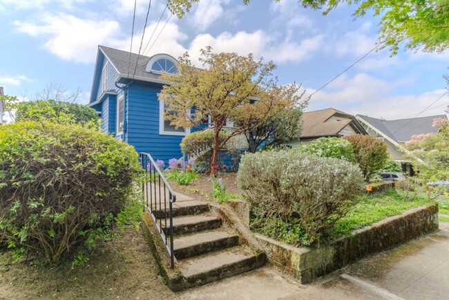 Building Photo - 3Bd/1.75Ba Seattle House
