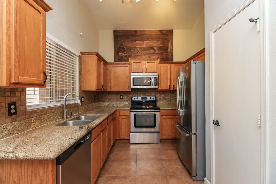 Building Photo - 10940 E Diamond Ave