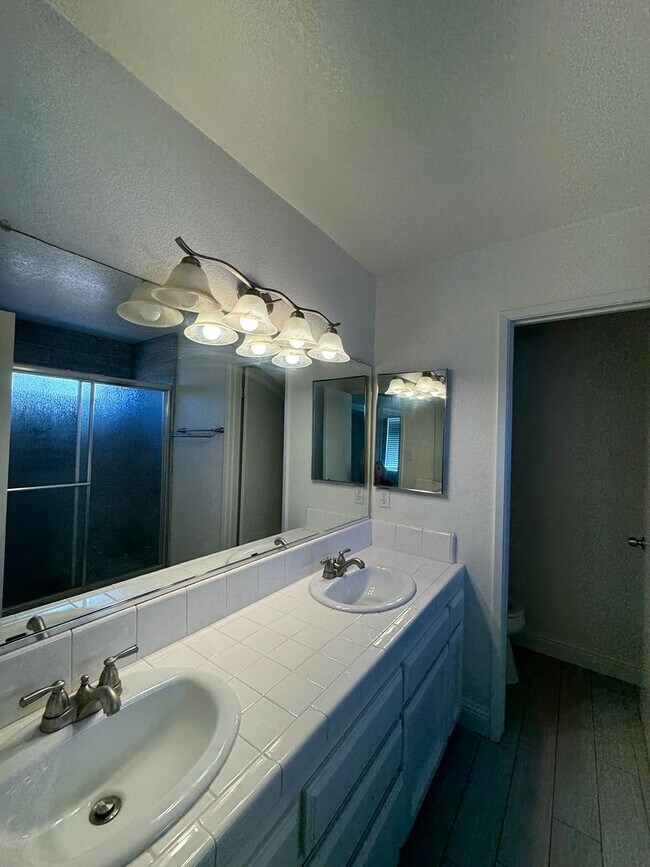 Building Photo - Remodeled Silver Creek Beauty