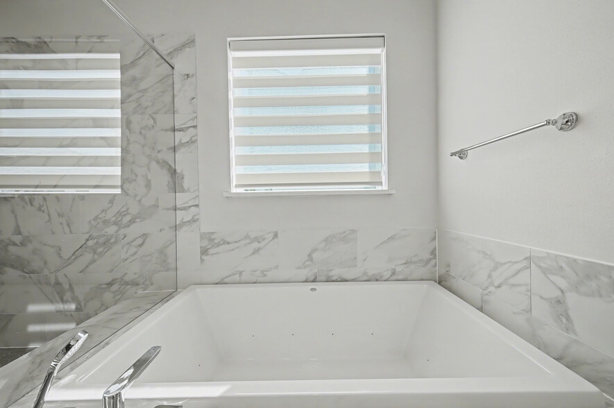 Building Photo - 381 E Greenbriar Ln