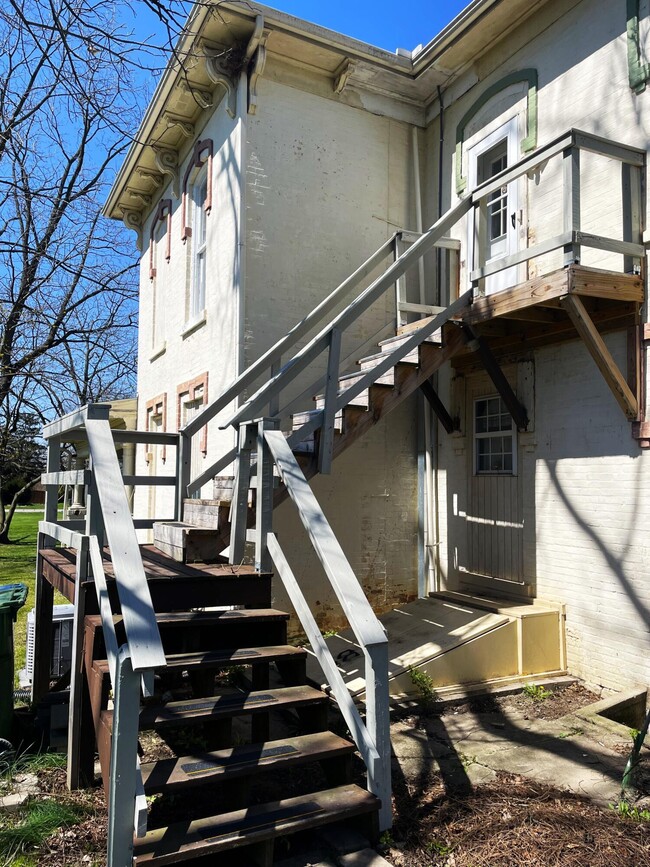 Building Photo - 650 1/2 Chestnut St