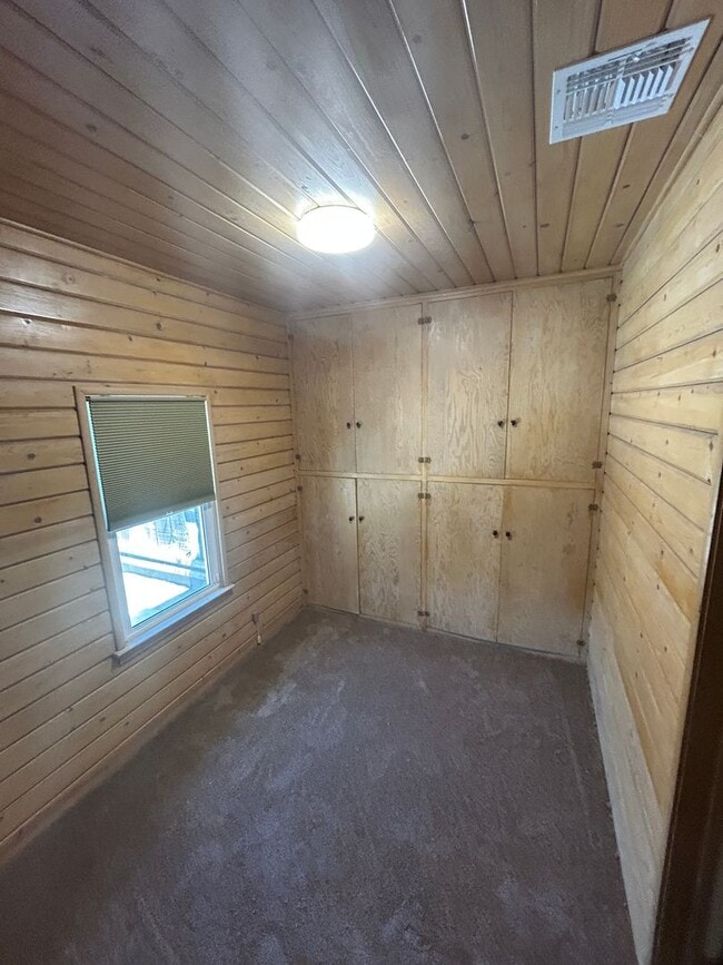 Building Photo - Wow, ready for move in, large updated home...