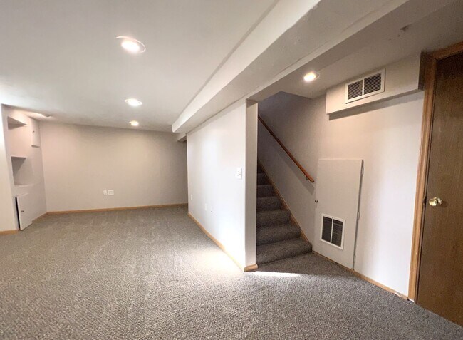 Building Photo - Midtown 3Bed 2Bath 1 Car Garage $1,800