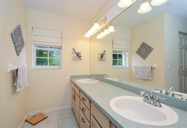 Building Photo - 4260 Central Sarasota Pkwy