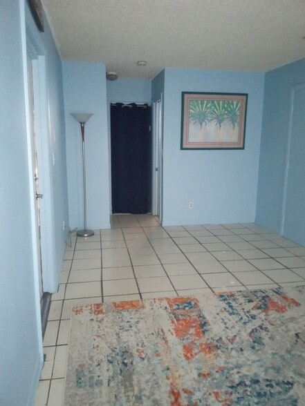 Building Photo - 1101 NE 5th Ter