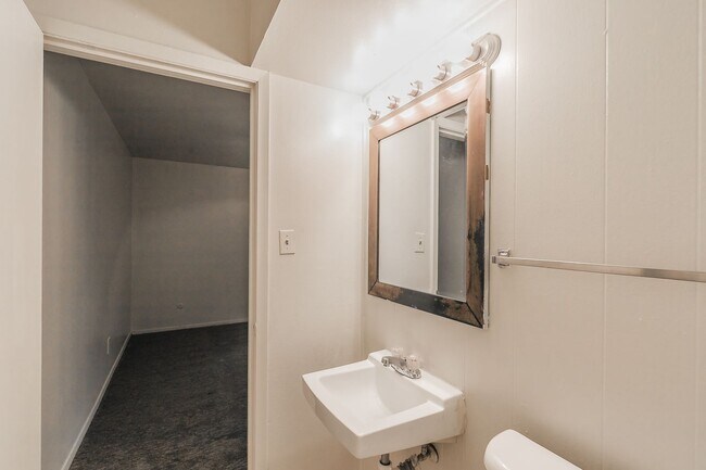 Building Photo - Charming Downstairs Apartment in the Heart of the Cultural District!