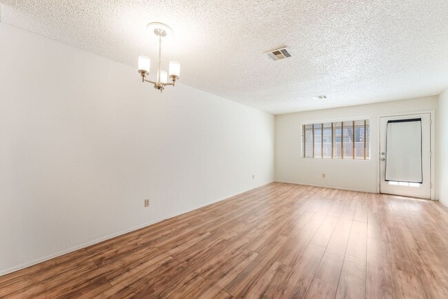Building Photo - Single Story  2 bedroom and 2 bathroom Con...