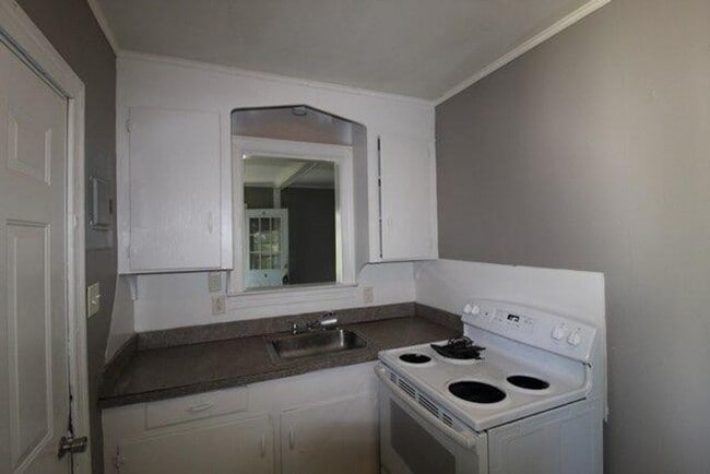 Building Photo - Charming Park Circle Bungalow