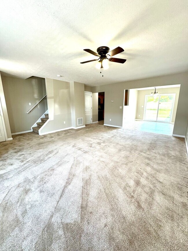 Building Photo - Town House For Rent