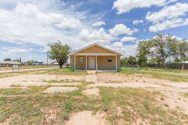 Building Photo - 701 E 14th St