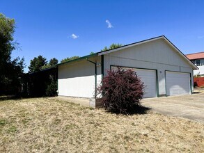 Building Photo - 911 Charles St