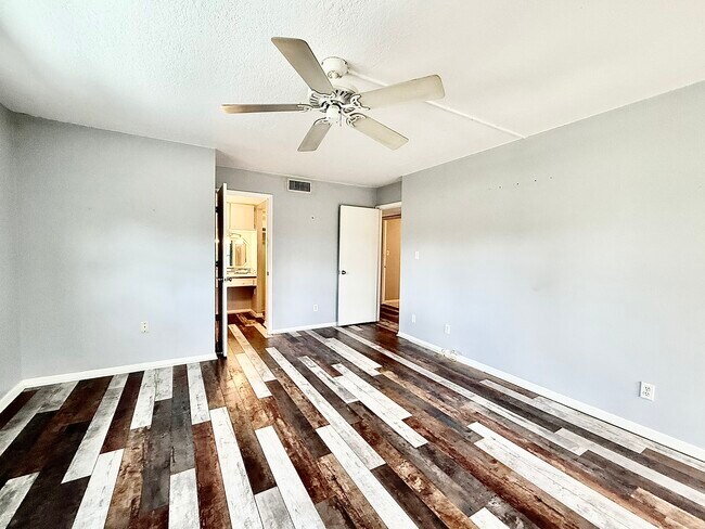 Building Photo - 2800 Cove Cay Dr