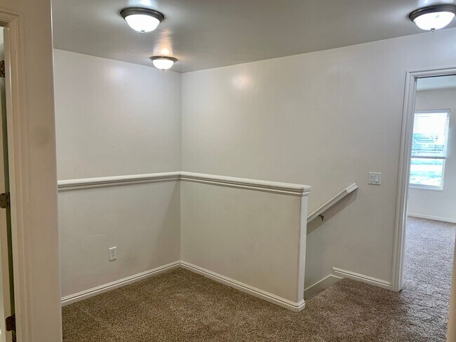 Building Photo - Riverton Townhome with Large Floorplan