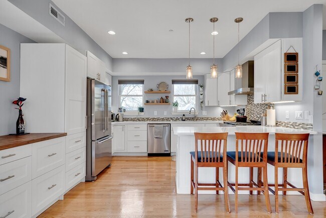 Building Photo - 104 Holland St