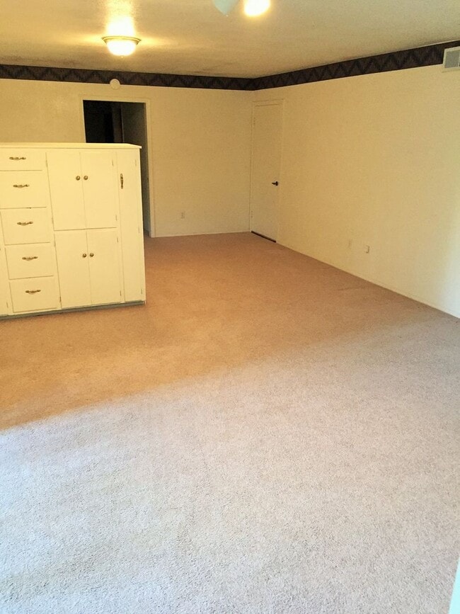 Building Photo - 656 Thunderbird Dr