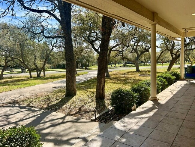 Building Photo - 121 Post Oak Ln