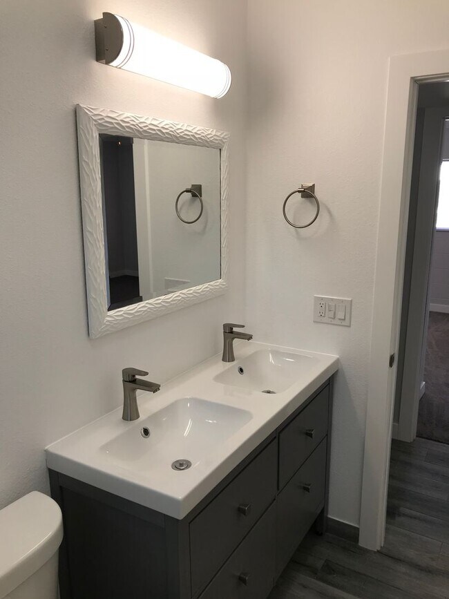 Building Photo - 3 bedroom updated Townhome