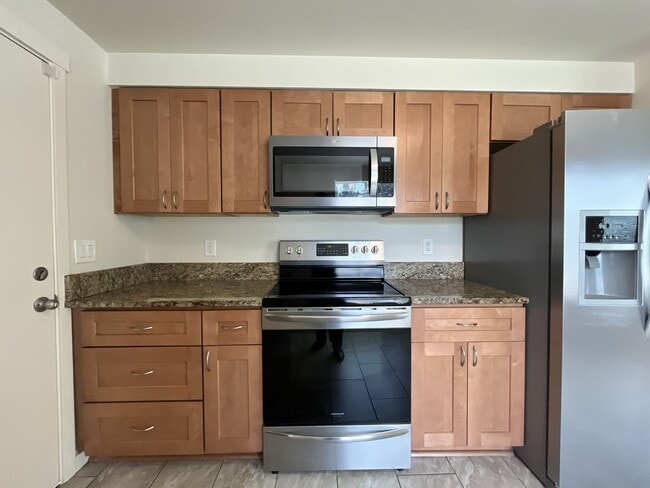 Building Photo - Bright and Airy Home with Stainless Steel Kitchen, Vaulted Ceilings & Washer + Dryer