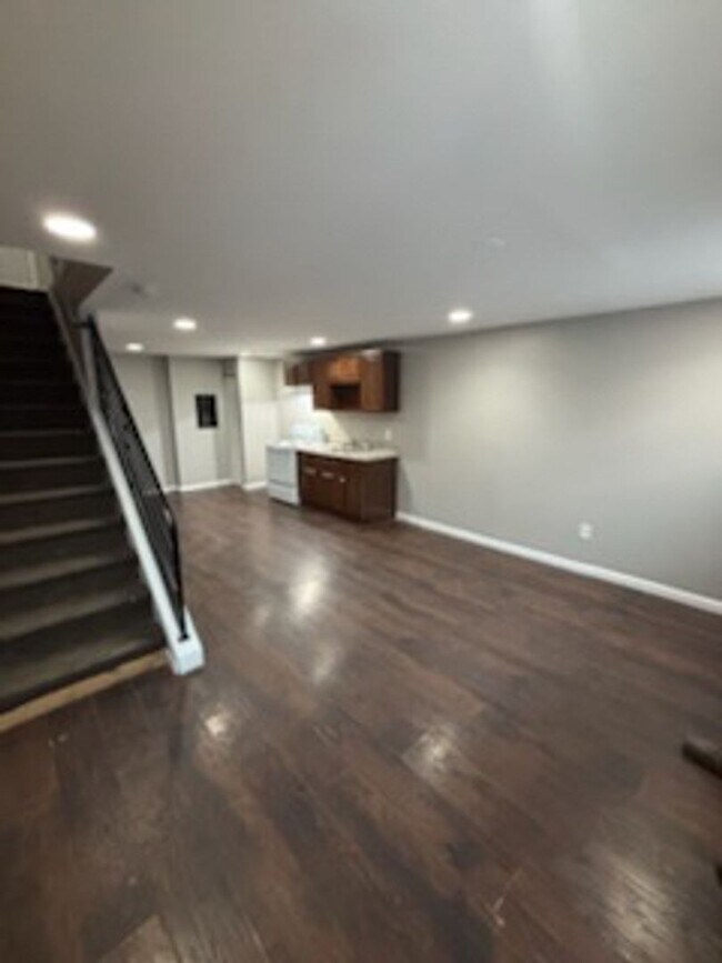 Building Photo - 24 E Silver St