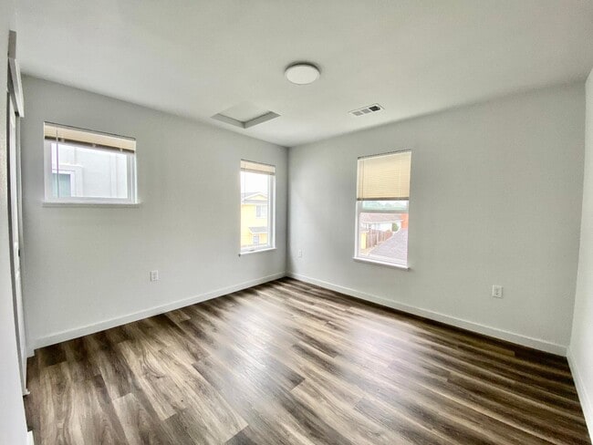 Building Photo - 1022 Villa Way