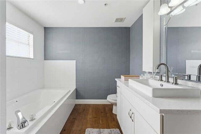 Building Photo - 13838 Fairway Island Dr