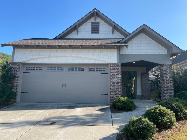 Building Photo - 3 Bedroom Home With Spacious Garage