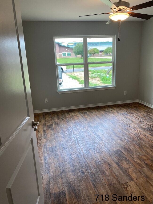 Building Photo - 718 S Sanders St