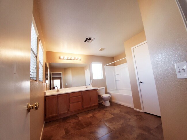 Building Photo - ACCEPTS SECTION 8 - BEAUTIFUL MUST SEE 3BD/2BA IN SOUTHWEST