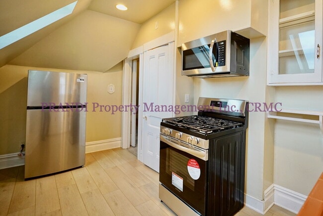 Building Photo - Upstairs 1-Bedroom, 1-Bath Apartment – Bri...