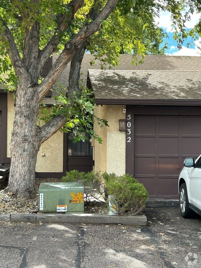 Building Photo - 1 Bedroom 1 Bath Townhome With Detached Ga...