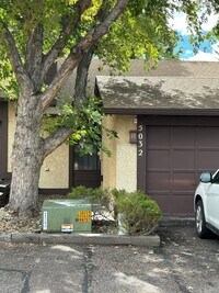Building Photo - 1 Bedroom 1 Bath Townhome With Detached Garage