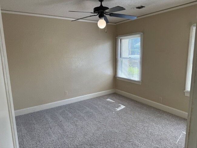 Building Photo - Rare 2 Bedroom Home Downtown Dixon *Star R...