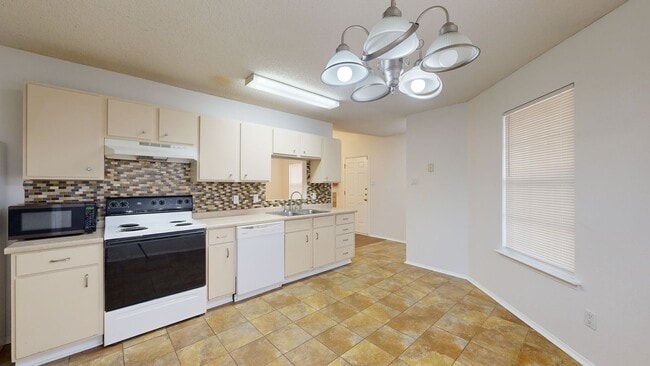 Building Photo - 2208 Cooke Dr