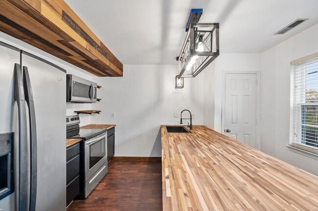 Building Photo - 2 bed 1.5 bath townhome for rent in Brentw...