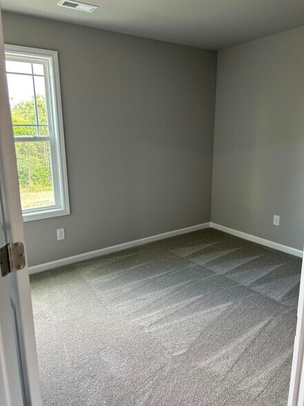 Building Photo - 402 Grand Oaks Dr