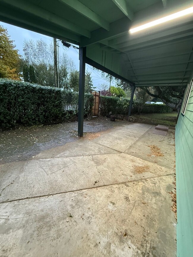 Building Photo - Newly Updated! 3 Bed/2 Bath House on a Lar...