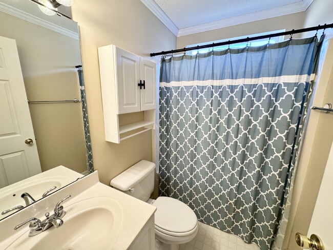 Building Photo - The perfect 3 bed, 2 bath home located in ...