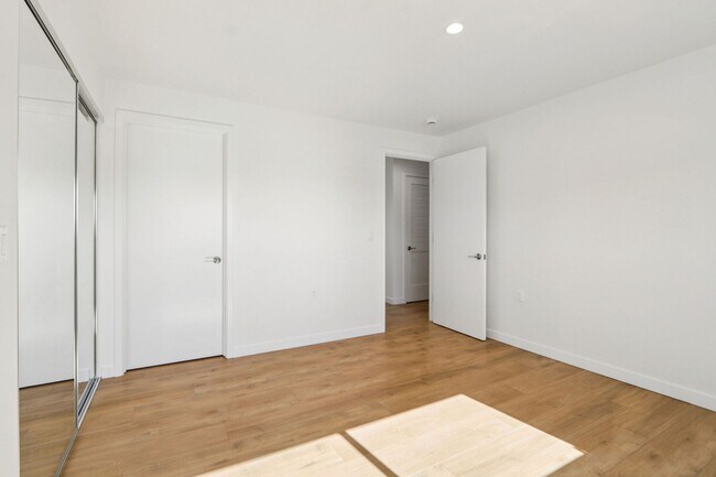 Building Photo - 1422 Tamarind Ave