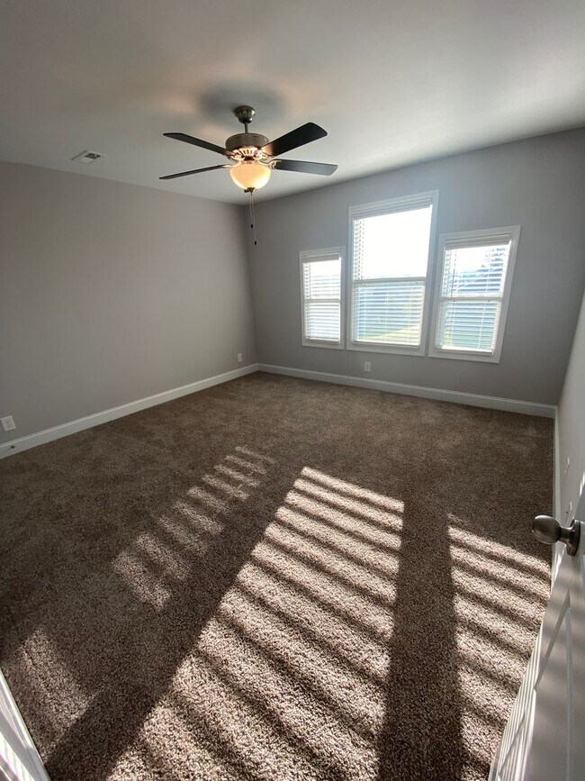 Building Photo - Move in with credit approval