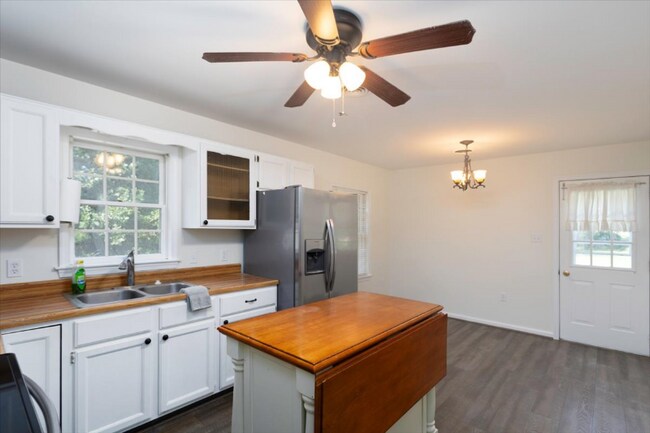 Building Photo - 129a Manor Ave N