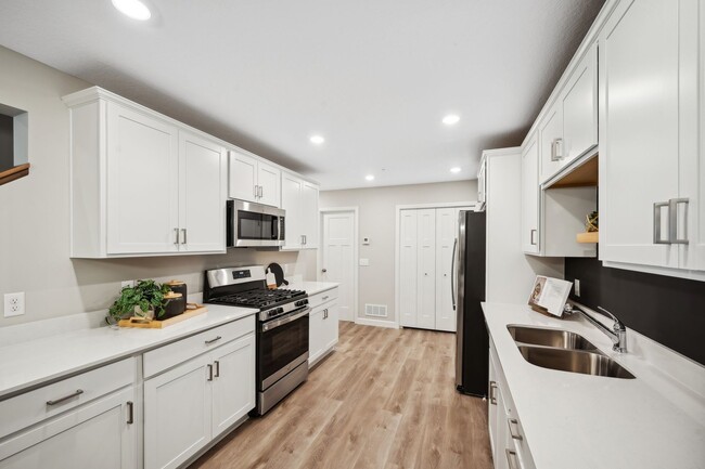 Building Photo - Brand New Townhome - Be the first to live here!