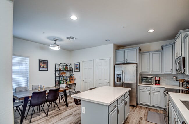 Building Photo - Del Rio Ranch Beauty