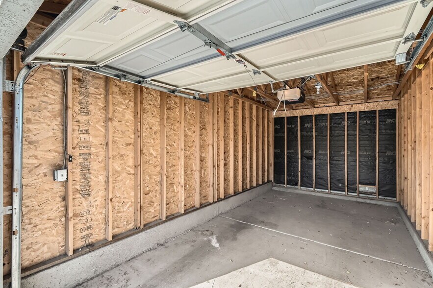 Building Photo - 950 Seven Hills Dr